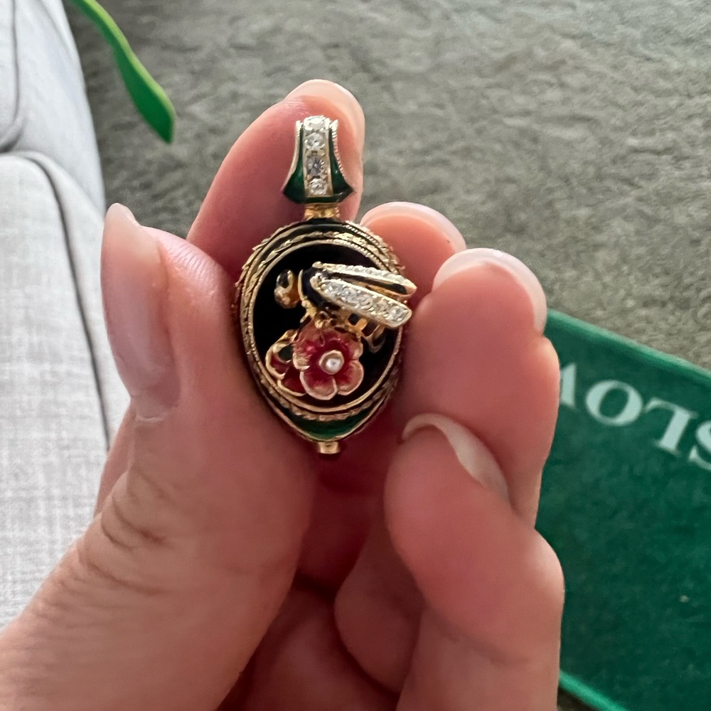 Stunning bee on the flower egg pendant
